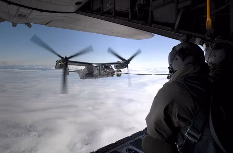 V-22 là máy bay "lai trực thăng" có khả năng cất hạ cánh thẳng đứng và khoảng cách ngắn do công ty trực thăng Bell và công ty Boeing thiết kế chế tạo. Được biết, giá phiên bản Không quân Mỹ CV-22B là 90 triệu USD, chi phí cho một lần bay 65.684 USD.