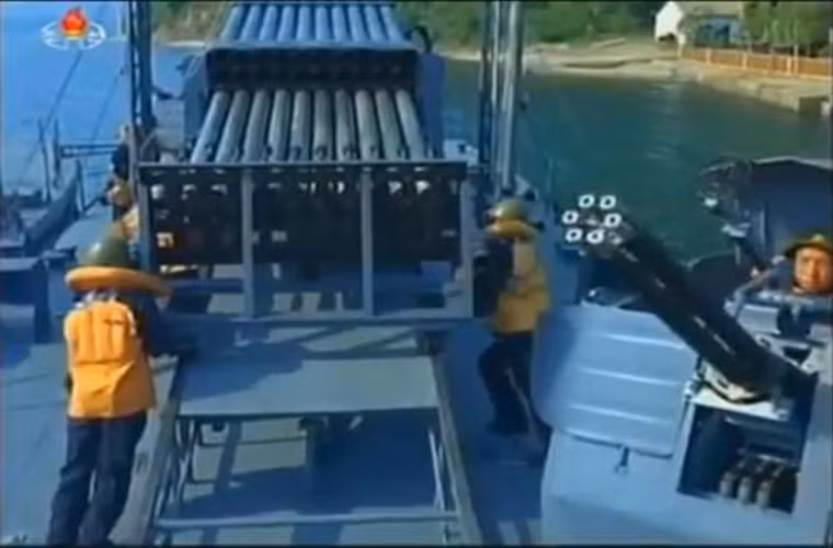 Một nguồn tin quân sự của Hàn Quốc tiết lộ với Yonhap rằng, số tàu tuần tra trên sẽ trở nên rất nguy hiểm nếu như được trang bị những khẩu pháo kiểu Gatling cỡ nòng 30mm. Bên cạnh khả năng phòng không chúng còn có thể được sử dụng để tấn công các tàu tuần tra của Hải quân Hàn Quốc. Trong ảnh là một tàu tuần tra của Triều Tiên với súng Gatling cỡ nòng 14.5mm.