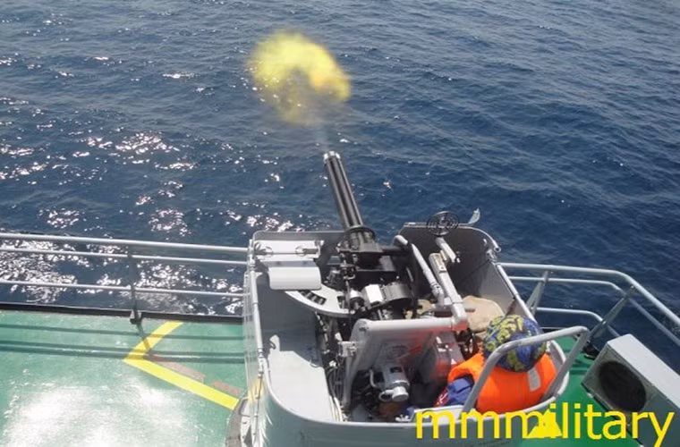Súng Gatling là một trong những vũ khí tiêu biểu của Quân đội Mỹ trong chiến tranh hiện đại, được thiết kế để có thể triển khai trên nhiều nền tảng khác nhau từ máy bay chiến đấu cho đến tàu chiến. Một trong những cái tên nổi tiếng nhất của dòng súng/pháo này là M1134 Minigun và M61 Vulcan. Trong ảnh là một khẩu Gatling cỡ nòng 14.5mm do Triều Tiên chế tạo trong biên chế Hải quân Myanmar.