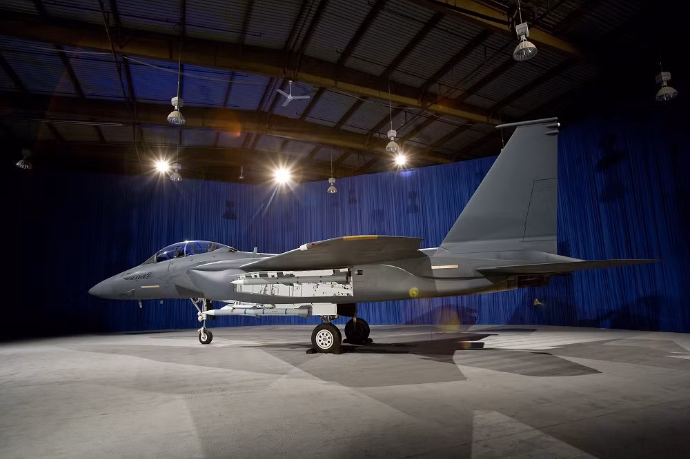 F-15SE Silent Eagle có khoang vũ khí hòa nhập khí động (Conformal Weapon Bay/ CWB) để giữ vũ khí trong thân thay vì thùng nhiên liệu hòa nhập khí động, cánh đuôi đứng nghiêng ra phía ngoài 15 độ để giảm mặt cắt radar; phần lớn diện tích của CWB là để chứa các loại vũ khí, một số ít được sử dụng để chứa nhiên liệu. F-15SE được tối ưu hóa cho các nhiệm vụ không chiến.