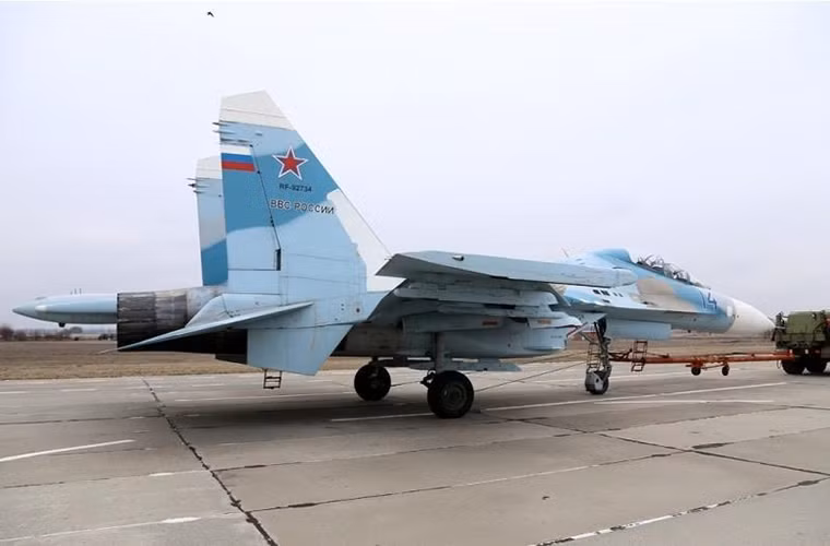 Những chiếc Su-27UB lần đầu tiên được Liên Xô giới thiệu ra bên ngoài là vào năm 1987 và chỉ 2 năm sau đó vào tháng 6/1989 Su-27 và Su-27UB lần đầu tiên tham gia một triển lãm hàng không quốc tế bên ngoài Liên Xô diễn ra tại Paris. Ngay khi được giới thiệu cả Su-27 lẫn Su-27UB đều gây kinh ngạc cho giới chuyên gia phân tích quân sự phương Tây khi đó.