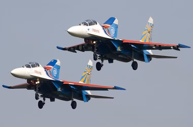 Nguyên mẫu đầu tiên của tiêm kích Su-27UB được sản xuất tại nhà máy chế tạo máy bay Komsomolsk-on-Amur, nhưng sau đó đến năm 1984 Sukhoi chuyển nó về Moscow để tiến hành sửa đổi. Đến tháng 3/1985 nguyên mẫu Su-27UB đầu tiên mang tên mã T-10U-1 thực hiện chuyến bay thử nghiệm đầu tiên của mình.