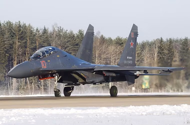 Cận cảnh một chiếc Su-27UB của Không quân Nga với màu sơn ngụy trang mới.