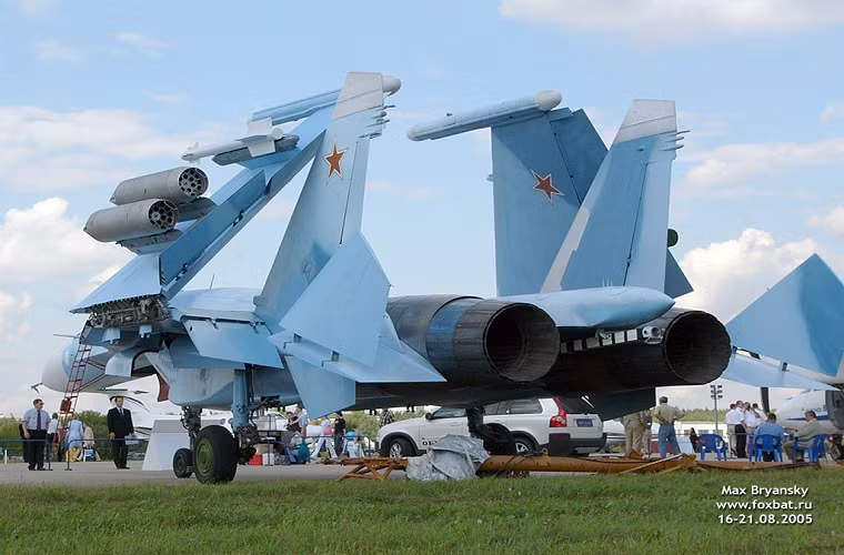 Biến thể Su-27KUB với thiết kế cánh gấp đặc trưng dành cho hoạt động trên tàu sân bay của Hải quân Nga.