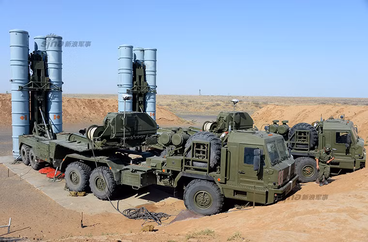 Trong ảnh là xe phóng thuộc tổ hợp tên lửa phòng không S-300PMU2 được Quân đội Nga điều động trong đợt tập chung với Ấn Độ trong năm nay. Nguồn ảnh: Sina