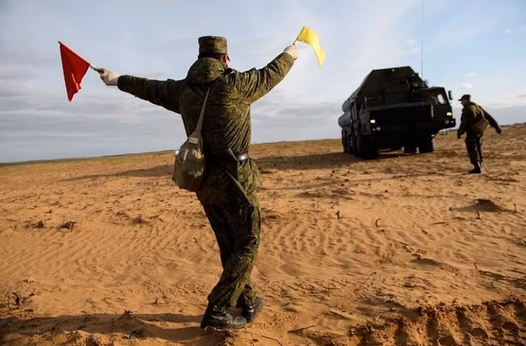 S-300 là một trong những tổ hợp phòng không nổi tiếng do Liên Xô phát triển được đưa vào trang bị từ cuối những năm 1970 và hoạt động cho tới tận ngày nay. Nó được đánh giá là vượt trội hơn cả hệ thống tên lửa đánh chặn MIM-104 Patriot của Mỹ. Nguồn ảnh: Sina