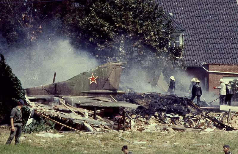 Lúc đó hai phi công được cử xuất kích F-15 đánh chặn MiG-23 của Liên Xô lại không liên lạc được với trạm điều khiển đánh chặn mặt đất do lỗi thông tin liên lạc. Tình cảnh đó đã khiến hai phi công phải rất vất vả mới tiến lại gần được chiếc MiG kỳ lạ. (Nguồn: Beeldbank.kortrijk.be).