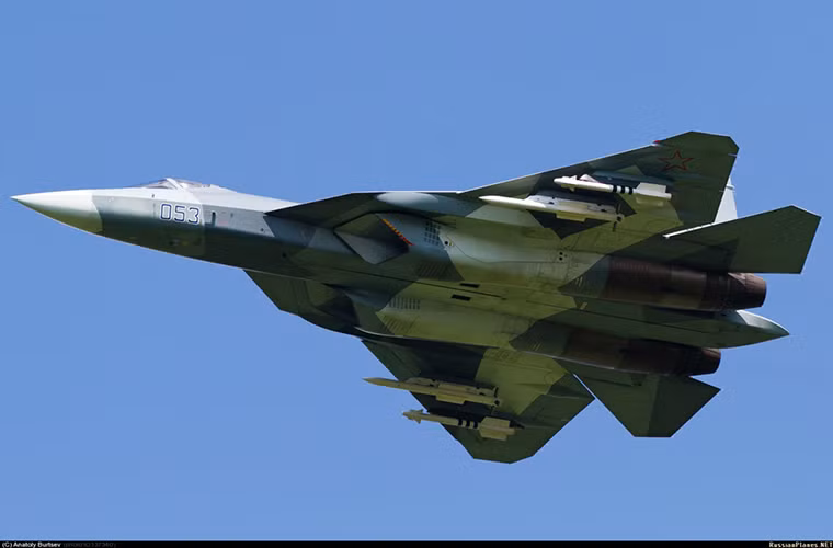 Cho tới thời điểm hiện tại thì Sukhoi T-50 vẫn mới chỉ đang thử nghiệm hệ thống vũ khí treo bên ngoài hai cánh của máy bay, trong khi đó hình ảnh thử nghiệm khoang vũ khí bên trong thân máy bay vẫn chưa được tiết lộ. Ảnh: Sukhoi T-50 với bộ đôi tên lửa không đối không R-73 và R-77.