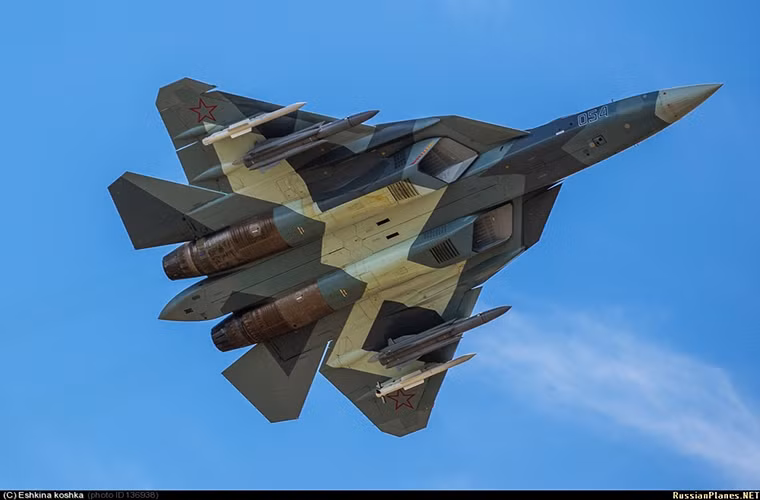 Việc Sukhoi T-50 bắt đầu thử nghiệm hệ thống vũ khí đã chứng minh mẫu chiến đấu cơ tàng hình này đã gần tới giai đoạn được Không quân Nga đưa vào trang bị, với thời gian dự kiến là đầu năm 2017. Trong ảnh là Sukhoi T-50 cùng tên lửa Kh-31 và tên lửa không đối không tầm xa R-77.