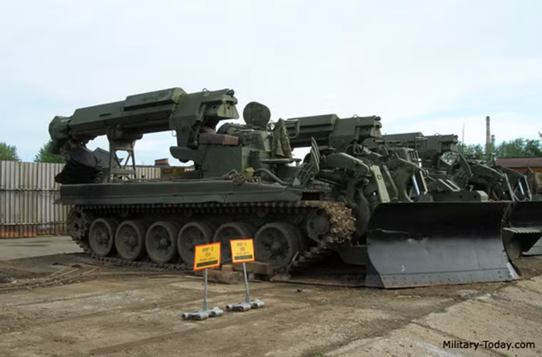 Theo Army Recognition, Quân đội Syria vừa được Nga chuyển giao lô xe bọc thép công binh IMR-2M đầu tiên nhằm tăng cường khả năng chiến đấu của các đơn vị tăng thiết giáp của nước này trong giai đoạn chiến sự ngày càng căng thẳng.