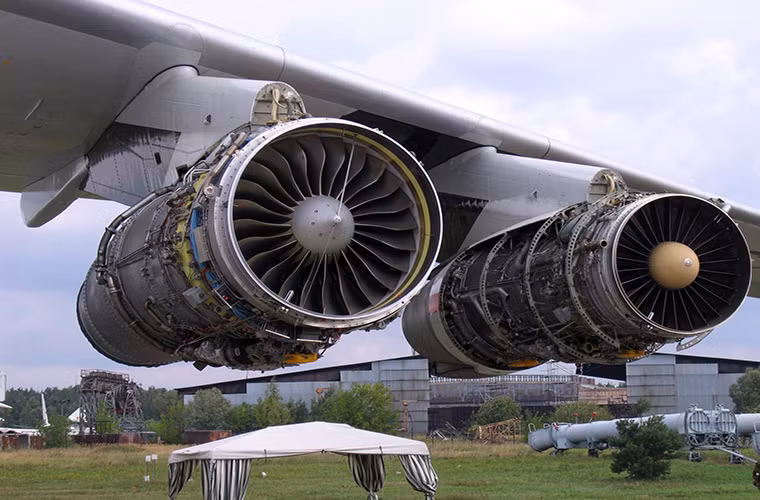 Theo thiết kế, một chiếc IL-96-400 có tầm hoạt động hiệu quả lên đến 12.000km, nó được trang bị các động cơ phản lực thế hệ mới Aviadvigatel PS-90A1 có công suất lên tới 6.497Ib cho mỗi chiếc. Giá thành của một chiếc IL-96-400 được cho là từ 40 triệu đến 50 triệu USD với biến thể thương mại.