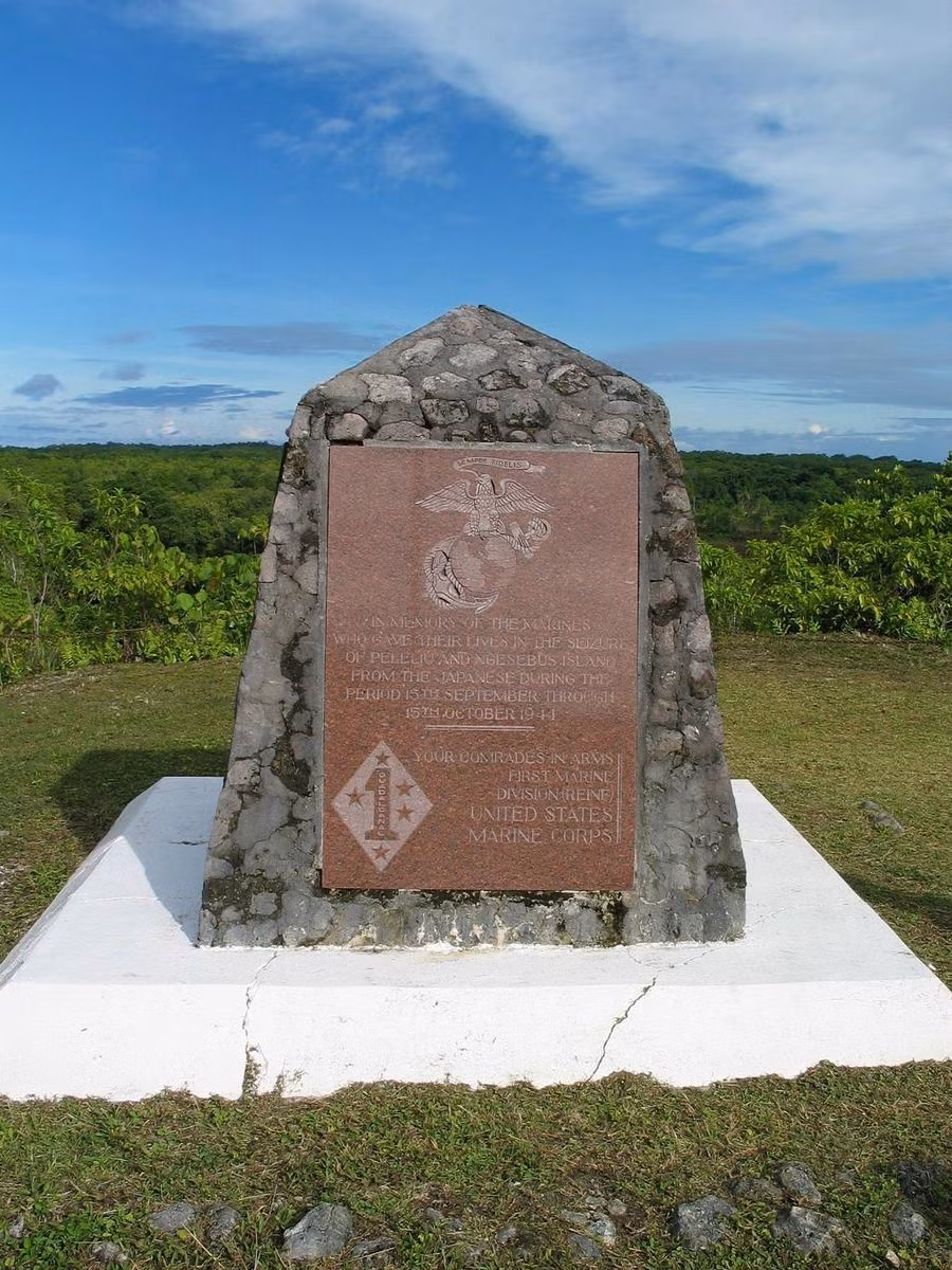 Hòn đảo này cũng có tượng đài Trung đoàn Thủy quân lục chiến 1 của Mỹ. Tháng 9/1944 đơn vị này đổ bộ lên bãi biển phía Bắc đảo Peleliu. Nhưng đã bị thương vong nặng do bị lính Nhật bắn súng máy từ trên ngọn đồi san hô (Nguồn: Sina).