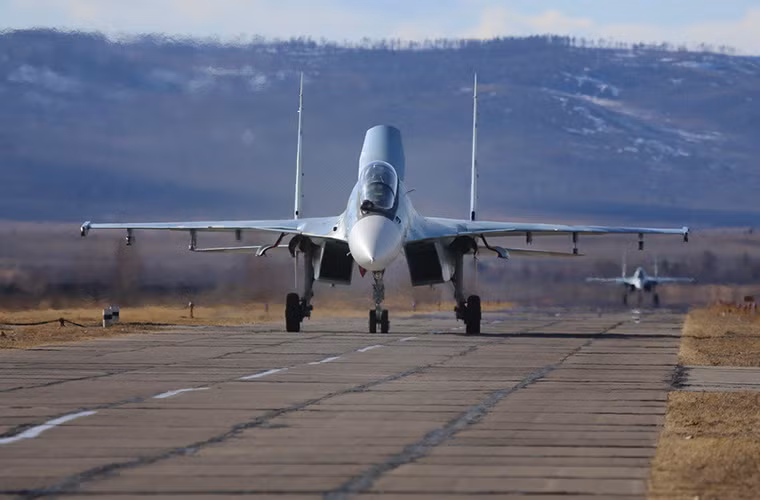Biên đội Su-30SM lăn bánh trên đường băng trước khi xuất kích.