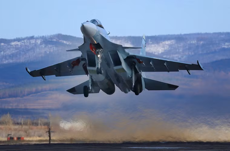Một trong những điểm nổi bật của Su-30SM là việc nó được trang bị hệ thống radar Bars-R có tầm trinh sát lên đến 400km, theo dõi ở cự ly 200km hoặc 60km ở bán cầu sau trong chế độ không đối không. Hệ thống radar có thể theo dõi 15 mục tiêu cùng lúc và tiêu diệt 4 mục tiêu trong số đó.