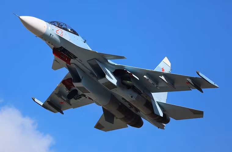 Giống nhiều biến thể Su-30 khác Su-30SM được trang bị 12 giá treo vũ khí nó có thể mang theo 8 tấn vũ khí gồm gồm các tên lửa không đối không, tên lửa không đối đất, tên lửa hành trình không đối đất hoặc chống hạm như Oniks và BrahMos.
