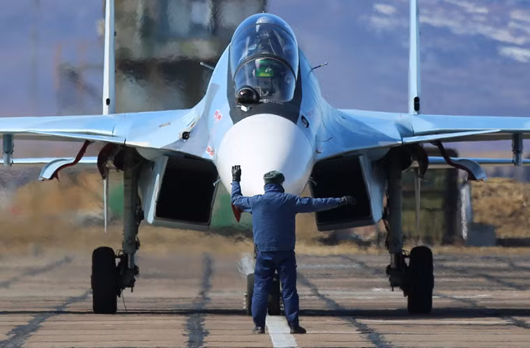 Trên thực thế Su-30SM là biến thể đặc biệt dành cho Không quân Nga được phát triển dựa trên các biến thể Su-30MKI và Su-30MKM, nó được trang bị các công nghệ hàng không tiên tiến nhất theo đơn đặt hàng của Bộ Quốc phòng Nga.