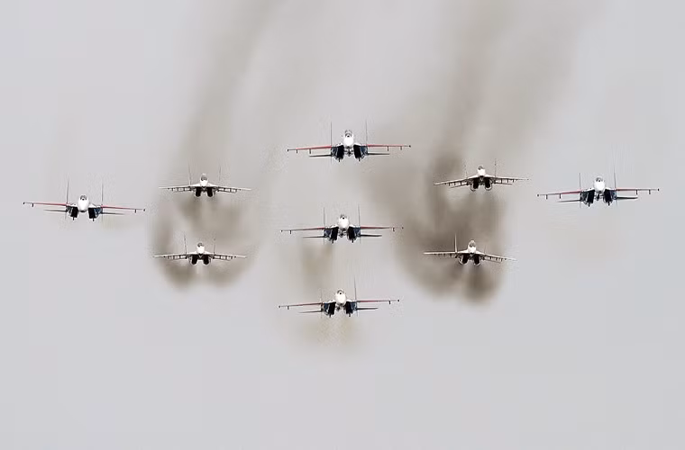 Tất nhiên với một cuộc thi lớn như Aviadarts-2016 không thể thiếu sự xuất hiện của hai phi đội máy bay biểu diễn nổi tiếng nhất của Nga là “Hiệp sĩ Nga” và “Chim Yến” với những chiếc tiêm kích Su-27 và MiG-29. Nguồn ảnh: Sputnik