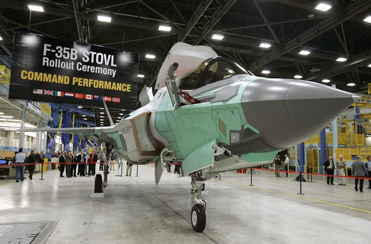 Pierre Sprey thiết kế sư nổi tiếng của Mỹ cũng là người tạo nên F-16 và A-10 trả lời phỏng vấn Sputnik cho rằng, những chiếc F-35 ngày nay thậm chí còn không bằng máy bay ném B-24 do Fort Worth sản xuất 70 năm trước. Việc so sánh F-35 và B-24 có vẻ khá khập khiễng nhưng điều này có thể đúng vì người Mỹ từng tạo ra những chiến đấu cơ tốt nhất nhưng giá của chúng chưa bao giờ đắt đỏ như F-35.
