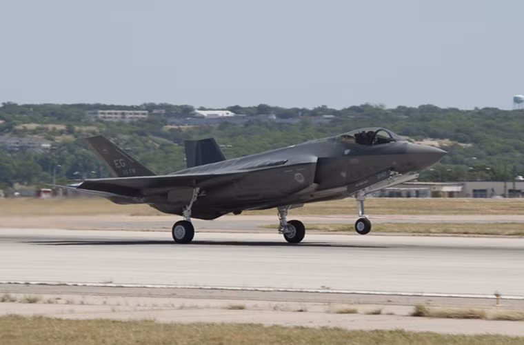 Chương trình phát triển máy bay chiến đấu tàng hình thế hệ thứ 5 F-35 Lightning II là dự án quốc phòng gây tranh cãi nhiều nhất nước Mỹ, tính tới thời điểm hiện tại nó đã tiêu tốn hết 1.500 tỷ USD nhưng con số này chưa có dấu hiệu dừng lại. Quá trình thử nghiệm F-35 ở tất cả các biến thể đều xuất hiện các vấn đề kỹ thuật nghiệm trọng nhưng Không quân Mỹ vẫn tuyên bố sẵn sàng đưa F-35 vào trang bị.