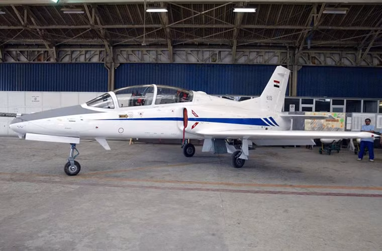 Với các hợp đồng chủ yếu ở khu vực Châu Mỹ Latinh đã biến K-8W thành một trong những dòng máy bay huấn luyện thành công nhất trên thị trường vũ khí thế giới với hơn 500 chiếc được sản xuất. Tại các quốc gia như Trung Quốc, Bolivia, Ai Cập, Ghana, Myanmar, Namibia, Pakistan, Sri Lanka, Sudan, Tanzania, Venezuela, Zambia và Zimbabwe. Nguồn ảnh: Sina