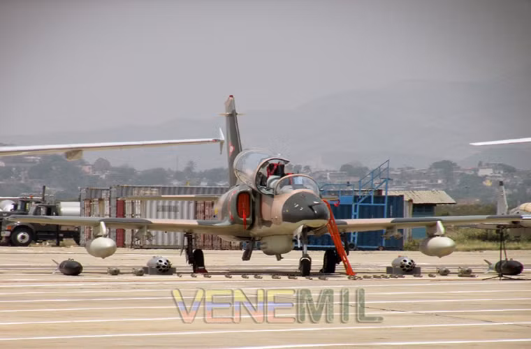 Trong ảnh là một chiếc K-8W với bộ chuyển đổi sang máy bay tấn công hạng nhẹ gồm pod rocket phóng loạt và các loại bom thông dụng. Nguồn ảnh: Sina
