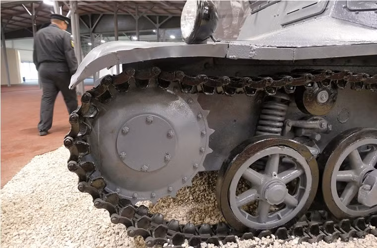 Một chiếc xe tăng hạng nhẹ Panzer I chỉ có trọng lượng 5.4 tấn, vũ khí duy nhất cả nó là một tháp pháo trang bị hai súng máy 7.92mm và phần giáp dày nhất trên xe chỉ 13mm. Tuy nhiên nó lại có tốc độ di chuyển lên tới 50km/h trong khi đó ở cùng dòng xe tăng hạng nhẹ những chiếc T-26 của Liên Xô lại nặng tới 9.5 tấn và có tốc độ di chuyển tối đa 30km/h.