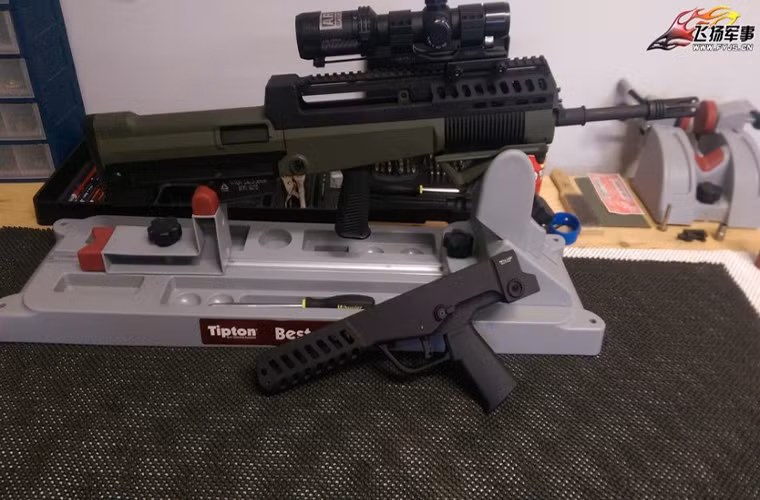 Nhìn ở góc độ này khó ai có thể nghĩ rằng đây là mẫu súng trường tấn công dạng bullpup QBZ-97 của Trung Quốc.