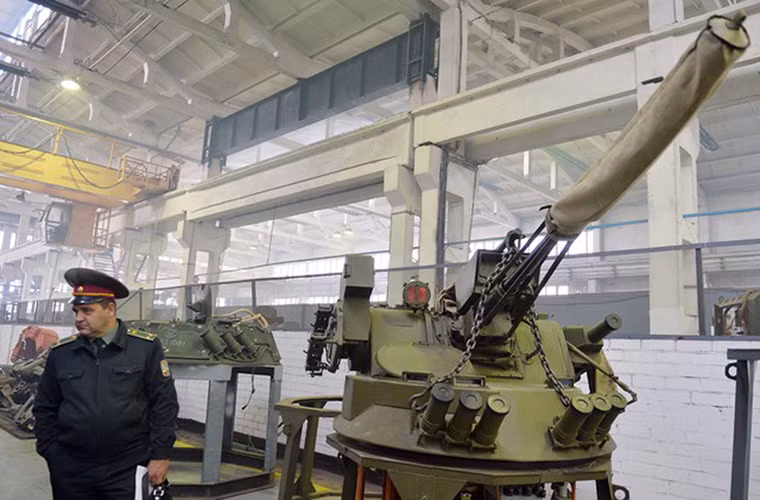 Ukroboronprom có khá nhiều phương án để giúp Ấn Độ hiện đại hóa BMP-2 kể cả việc nâng cấp hệ thống vũ khí mới cho dòng xe chiến đấu bộ binh này. Một trong số đó là trang bị lại cho BMP-2 tổ hợp tháp pháo Shkval do Ukraine phát triển với hệ thống vũ khí chính gồm pháo tự động ZTM-1 30mm, súng máy đồng trục PKT 7,62mm và súng phóng lựu AG-17 gắn bên trái tháp pháo.