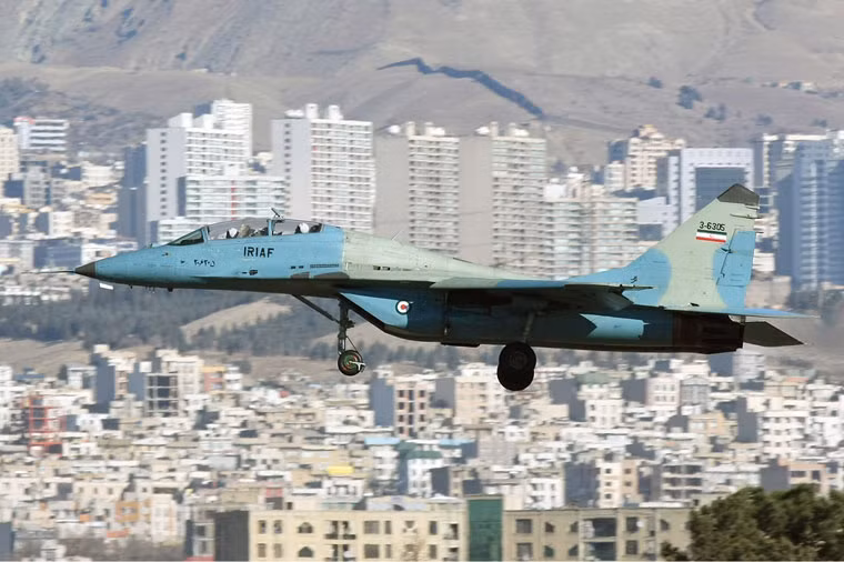 IRIAF còn có 28 tiêm kích MiG-29 làm nhiệm vụ bảo vệ không phận. MiG-29 hoàn toàn có thể đối đầu với F-15 hay Typhoon của Không quân Saudi Arabia.