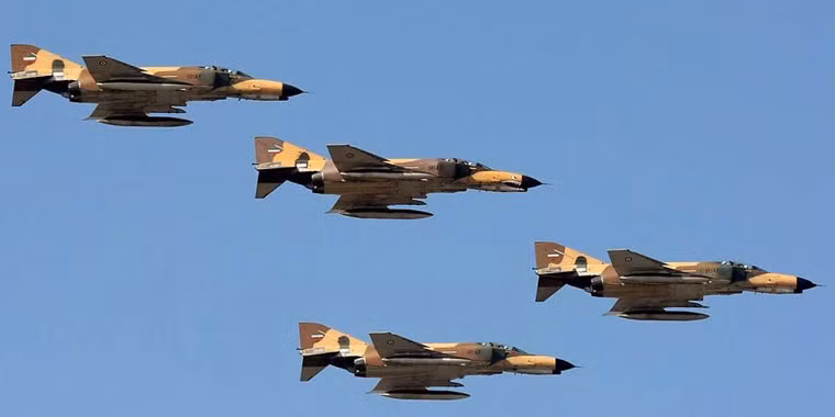 64 máy bay chiến đấu F-4 Phantom II mua từ Mỹ. Theo Global Security, những chiếc F-4 của Iran đã được nâng cấp với radar và hệ thống điện tử mới từ Trung Quốc. Sau khi nâng cấp F-4 có thể mang tên lửa không đối không PL-7 và PL-12 của Trung Quốc hoặc tên lửa chống hạm Qader.