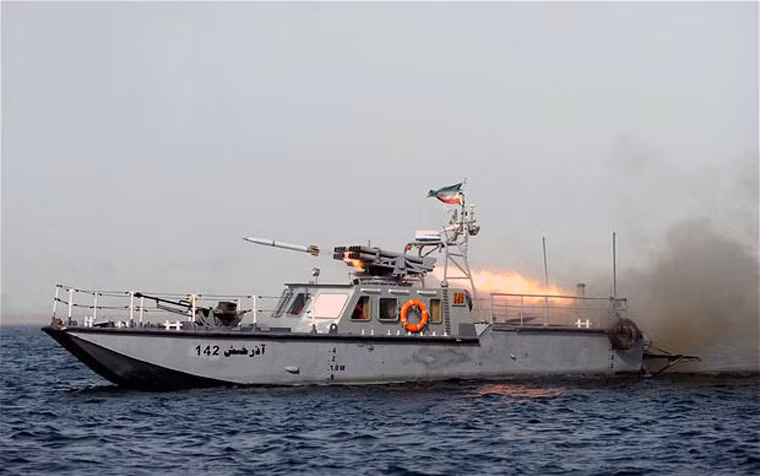 Ngoài ra, Hải quân Iran còn có đội xuồng tuần tra cao tốc được trang bị rocket phóng loạt có khả năng tấn công rất mạnh. Gần đây, một trong những tàu tấn công nhanh của Iran đã phóng rocket không điều khiển rơi cách hàng không mẫu hạm USS Harry S.Truman của Mỹ chỉ 1,3 km.