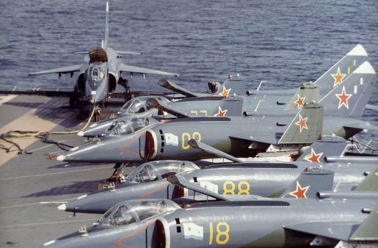 Cục thiết kế Yakovlev còn sở hữu dòng máy bay chiến đấu đa nhiệm Yak-38 - mẫu tiêm kích hạm đầu tiên trên thế giới có thể cất hạ cánh thẳng đứng. Nguồn ảnh: Sputnik