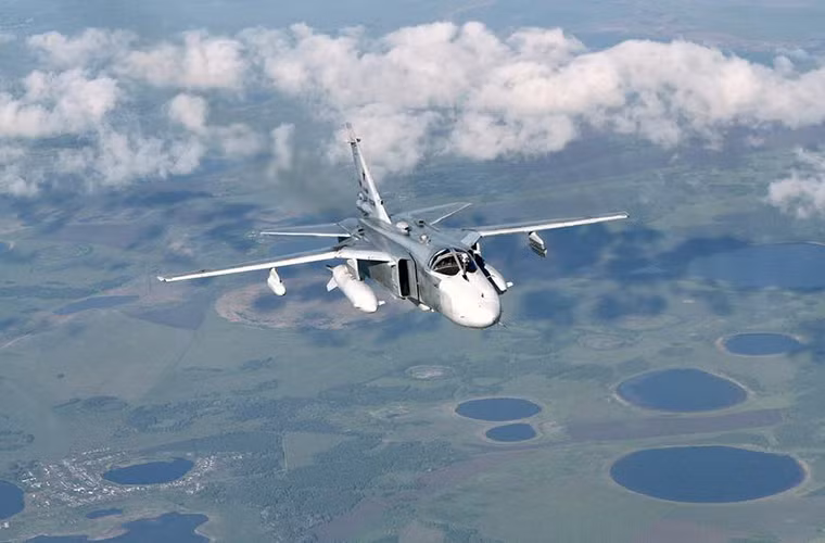 Tham gia buổi huấn luyện trên với hai chiếc Su-24M là máy bay tiếp nhiên liệu trên không IL-78 - một biến thể của IL-76, toàn bộ quá trình này diễn ra ở độ cao 25.000m và những chiếc máy bay phải cách nhau từ 10-15m.