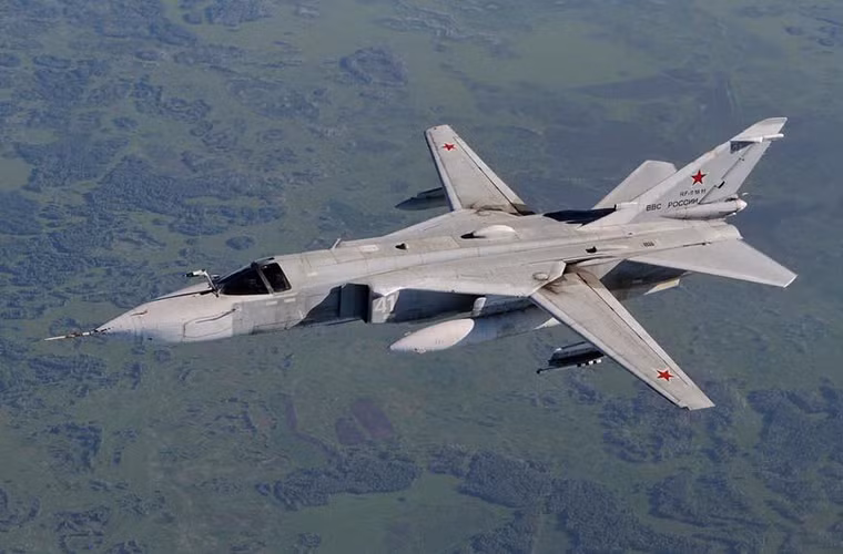 Sở dĩ Su-24 được trang bị khả năng tiếp nhiên liệu trên không là do tầm hoạt động của nó khi tác chiến chỉ đạt khoảng 600km với 3 tấn vũ khí mang theo, chừng đó là không đủ so với một dòng máy bay ném bom chiến thuật như nó. Do đó việc tiếp nhiên liệu trên không sẽ giúp tăng đáng kể tầm hoạt động của Su-24.