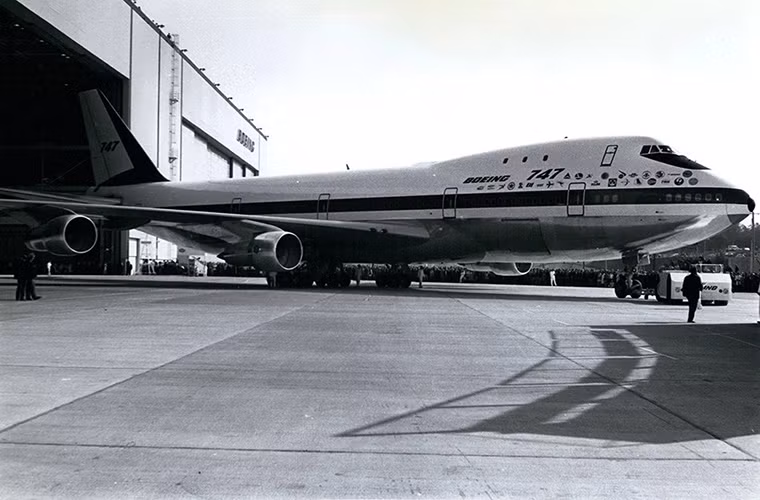 Không dừng ở lại đó Boeing tiếp tục cho ra đời dòng máy bay thương mại tiếp theo của mình là Boeing 747 vào đầu những năm 1970, với khả năng chở khách và hàng hóa nhiều hơn các dòng máy bay thương mại trước đó. Dù vậy chỉ có khoảng 1.400 chiếc Boeing 747 được sản xuất tính cho đến năm 2008.