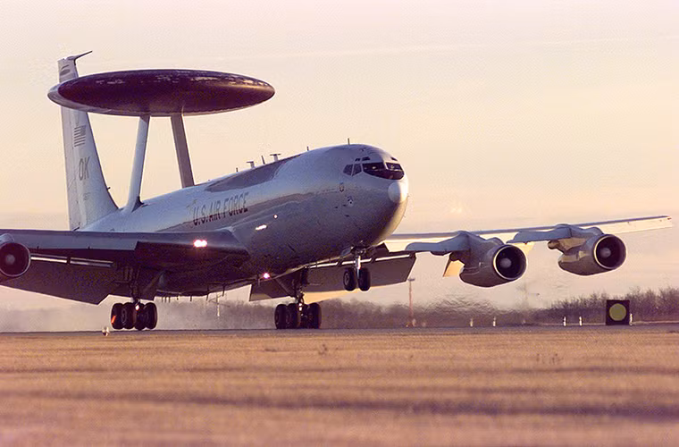 Một các tên khác cũng khá nổi tiếng của Boeing là máy bay chỉ huy và cảnh báo sớm trên không Boeing E-3 Sentry hay còn được mệnh danh là “Radar bay” và đóng vai trò quan trọng trong nền tảng của Không quân Mỹ hiện nay.