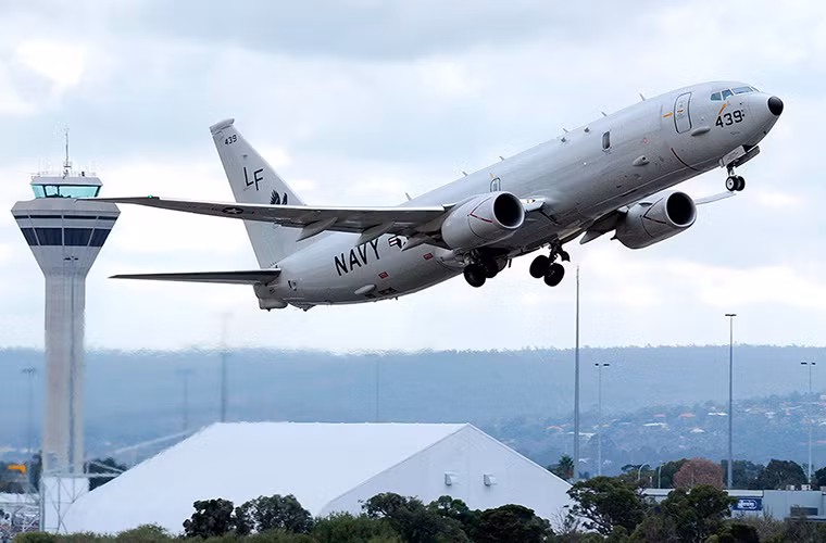 Cái tên tiếp theo bảng danh sách chính là mẫu máy bay chống ngầm và tuần tra trên biển P-8 Poseidon được Boeing phát triển để thay thế cho người tiền nhiệm P-3 Orion. Trong ảnh là một chiếc P-8 của Hải quân Mỹ tham gia hoạt động tìm kiếm cứu nạn chiếc máy bay Boeing 777 mất tích của hãng hàng không Malaysia Airlines vào tháng 4/2014.