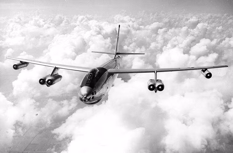 Sự lên ngôi của các dòng máy bay phản lực khiến Boeing cũng phải thay đổi thiết kế máy bay của mình. Sau B-29 là mẫu máy bay ném bom chiến lược tầm xa sử dụng động cơ phản lực đầu tiên của Mỹ B-47 Stratojet. Nó được thiết kế để mang theo vũ khí hạt nhân tấn công các mục tiêu nằm sâu trong lãnh thổ Liên Xô trong suốt giai đoạn đầu của Chiến tranh Lạnh.