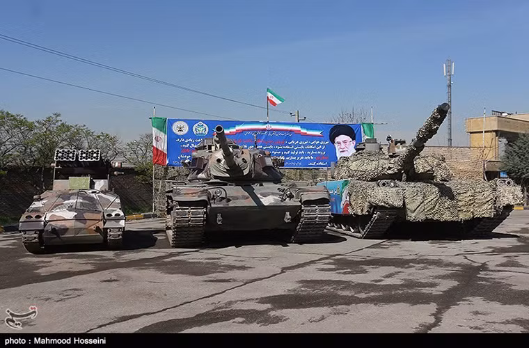 Cũng theo vị chuẩn tướng này, lực lượng tăng thiết giáp Iran đã đưa vào biên chế những chiếc Karrar đầu tiên trong năm nay. Trong tương lai các dòng xe tăng chiến đấu Karrar và Zolfaqar do nước này tự phát triển sẽ là xương sống của Lục quân Iran.