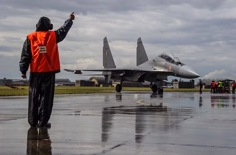 Trong khi đó các nhà ngoại giao của Nga ở New Delhi lại cho biết, hợp đồng hiện đại hóa Su-30MKI thành Super Sukhoi giữa Ấn Độ và Nga đã được ký kết. Các nguyên mẫu thử nghiệm đầu tiên đang được lắp ráp tại Nga và sau đó quá trình nâng cấp sẽ diễn ra tại nhà máy chế tạo máy bay thuộc Tập đoàn hàng không Hindustan Aeronautics Limited Ấn Độ.