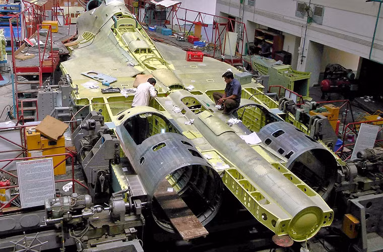 Ông này cũng giải thích, FGFA sở hữu các tính năng mà Su-30MKI có được tối ưu hóa tới đâu cũng không thể sánh được, trong số đó có thể kể tới là thiết kế khoang vũ khí bên trong thân máy bay, khả năng tàng hình vượt trội, trang thiết bị điện tử mới và tốc độ bay ở hành trình siêu âm. Còn về Su-30MKI nó không thể được biến thành một mẫu chiến đấu cơ tàng hình với thiết kế hiện tại.
