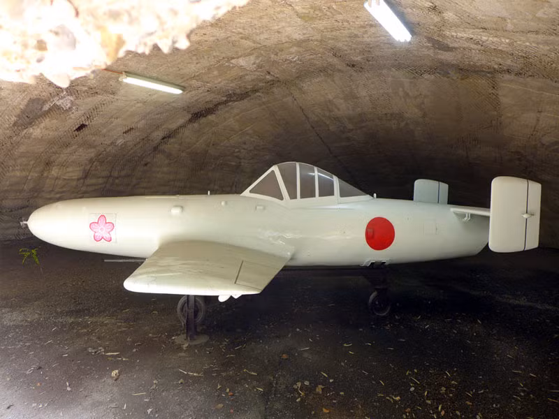  Yokosuka MXY7 Ohka: Đây là mẫu máy bay tấn công cảm tử "kamikaza" do Nhật Bản chế tạo vào cuối Thế chiến II. Những máy bay chiến đấu lớn sẽ mang theo MXY7 và sau đó thả xuống để các phi công lái nó lao thẳng vào tàu chiến Mỹ với cái mũi chứa đầy chất nổ. Tuy nhiên, hiệu quả của vũ khí này rất thấp, phần lớn MXY7 bị bắn rơi trên không.