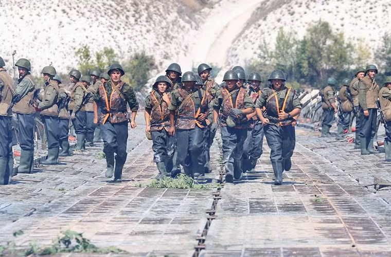 Một tốp công binh Nga chạy qua bờ bên kia sông Đông chuẩn bị cho các đơn vị bộ binh cơ giới vượt sông.