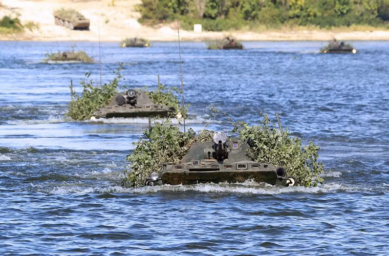 Cận cảnh dàn BTR-80 của Quân khu phía Tây vượt sông Đông.