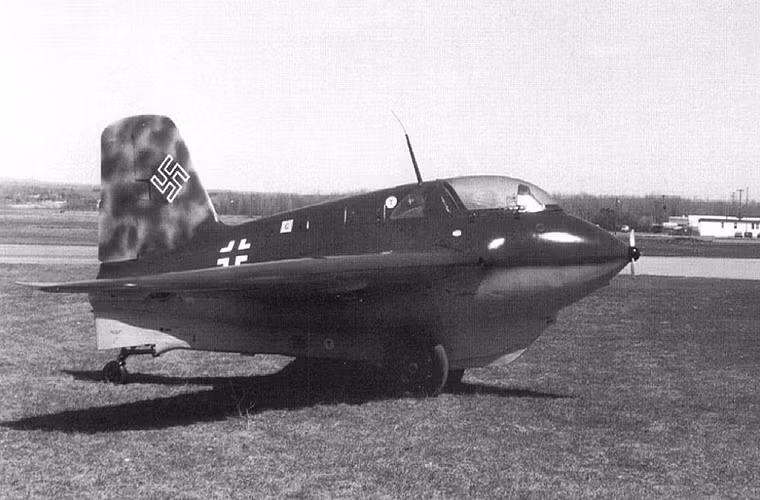 Me 163 được giới thiệu lần đầu tiên vào năm 1944 nhưng Không quân Đức thời điểm đó đã sở hữu tới hơn 300 chiếc tiêm kích phản lực Me 262. Me 163 có tốc độ bay tối đa lên tới 959km/h vượt xa mọi loại máy bay tiêm kích của quân Đồng minh khi đó. Để có thể đạt tới tốc độ như trên Me 163 được trang bị một động cơ phản lực Walter HWK 109-509A-2 có công suất lên tới 3.800 lbf.