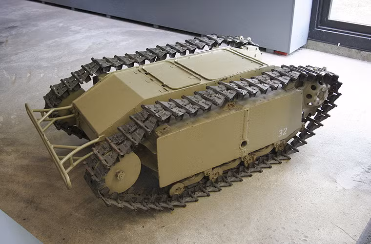 Trong Chiến tranh Thế giới thứ 2, Goliath được sử dụng như một loại mìn di động. Nó có khả năng mang theo từ 60-100kg thuốc nổ cực mạnh để có thể dọn các bãi mìn hay các công sự phòng thủ khiên cố của đối phương và thậm chí là cả chống tăng.