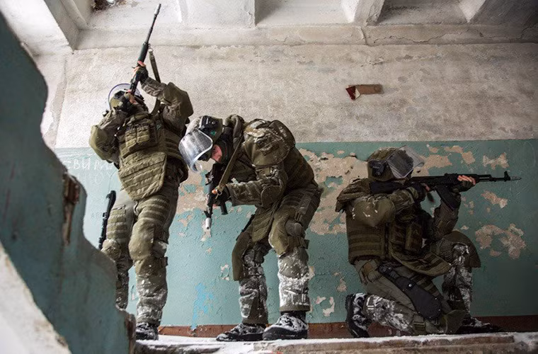 Về thiết kế cơ bản, Ratnik giúp bảo vệ tối đa cơ thể của người mặc trước các loại đạn bộ binh của đối phương cũng như mảnh đạn sát thương tuy nhiên nó vẫn đảm bảo giúp binh sĩ cơ động trong tác chiến.