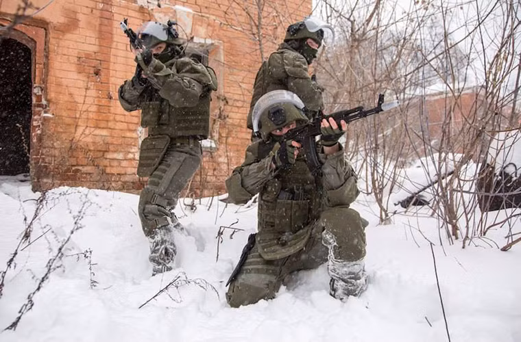 Có điểm khá đặc biệt là các thế hệ quân trang Ratnik của Quân đội Nga có thể giúp người mặc hoạt động ở nhiều loại địa hình lẫn môi trường khác nhau và bất cứ điều kiện thời tiết nào.