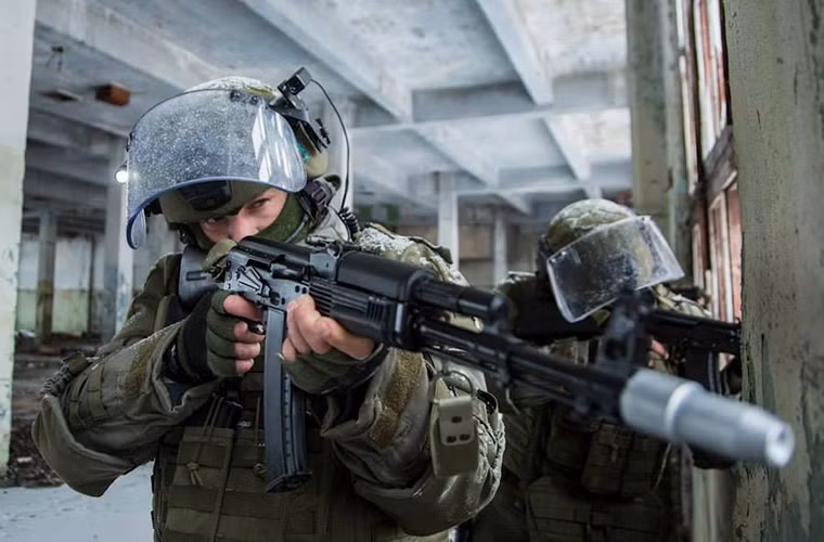 Trong ảnh là binh sĩ Công binh Nga với mẫu quân trang Ratnik mới với thiết kế mũ chống đạn đi kèm với kính chống đạn đặc trưng. Ngoài ra trên mũ cũng được trang bị thêm thiết bị ghi hình và chiếu sáng phục vụ cho yêu cầu tác chiến đô thị.