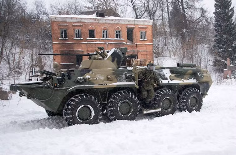 Hình ảnh xe bọc thép chở quân BTR-82A tham gia diễn tập với tiểu đoàn Công binh Nga tại tỉnh Vladimir.